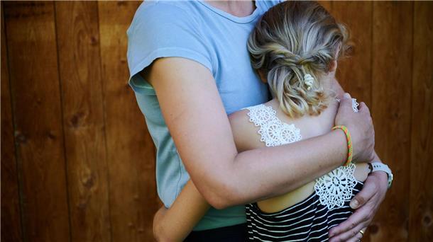 Studie: Soziales Umfeld beeinflusst, ob Kinder lügen Durch Zuwendung und Vertrauen lernen Kindern, dass es sich lohnt, die Wahrheit zu sagen.