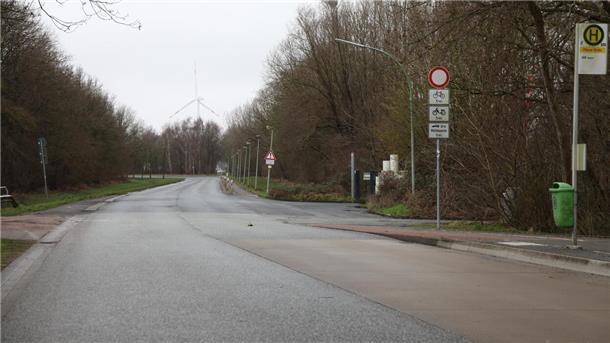 Durchfahrt nach Weddewarden verboten: Die Wurster Straße auf Höhe der Deponie. 