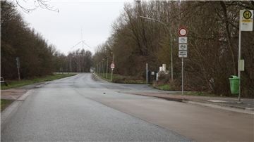 Durchfahrt nach Weddewarden verboten: Die Wurster Straße auf Höhe der Deponie. 