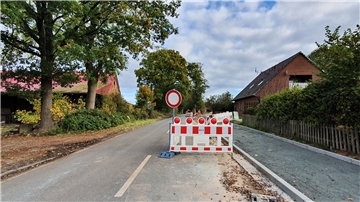 Eine gesperrte Straße und ein im Bau befindlicher Radweg.