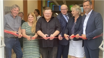 Durchschnitten zur Eröffnung der sanierten Markthalle symbolisch das Band am Eingang: Grünen-Landtagsabgeordneter Hanso Janßen, Grünen-Bundestagsabgeordnete Christina-Johanne Schröder, Pächter Oleg Wilhelm, Bürgermeister Harald Stindt, SPD-Landtagsabgeordnete Karin Logemann und SPD-Landesminister Olaf Lies (von links).