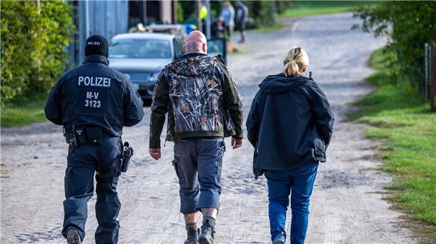 Durchsuchungsaktion auf einem Grundstück im mecklenburgischen Jamel. Bundesinnenministerin Faeser hat den rechtsextremistischen Verein „Hammerskins Deutschland“ sowie seine regionalen Ableger und die Teilorganisation „Crew 38“ verboten.