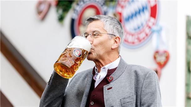 Durfte auch auf eine Super-Serie des FC Bayern anstoßen: Präsident Herbert Hainer.