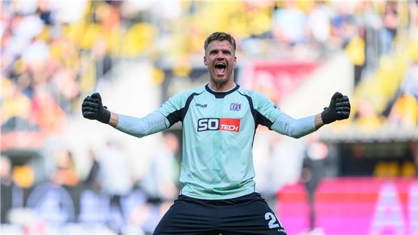 Osnabrück überrascht Tabellenführer: 1:0-Sieg in Dresden Durfte mitjubeln: Osnabrücks Torwart Lukas Jonsson.