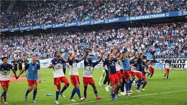Nach erstem Bundesliga-Sieg: HSV erlöst und erleichtert Durften endlich jubeln: die HSV-Spieler