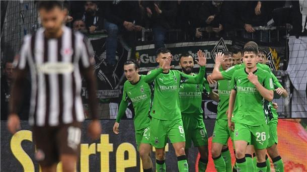 FC Bayern dominiert Topspiel - Gladbach gewinnt erstmals Durften endlich mal jubeln: Die Spieler von Borussia Mönchengladbach