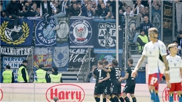 Durften vor der Pause zweimal jubeln: die KSC-Spieler (l)
