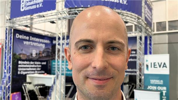 Bundesbürger geben mehr Geld für E-Zigaretten aus Dustin Dahlmann, Vorsitzender des E-Zigaretten-Verbandes „Bündnis für Tabakfreien Genuss“ (BfTG), steht bei der Messe Intertabac 2023 vor einem Stand seiner Organisation.