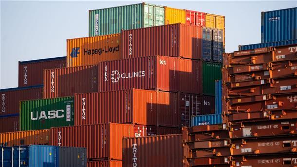 Angriffe im Roten Meer: Lieferketten-Risiko kann steigen Dutzende Frachtcontainer stehen aufgestapelt im Hamburger Hafen.