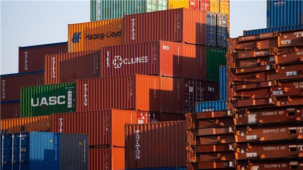 Dutzende Frachtcontainer stehen aufgestapelt im Hamburger Hafen.