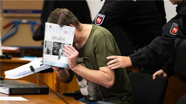 Dutzende Lieder mit Aufrufen zu Gewalt gegen Ausländer und nationalsozialistischer Ideologie soll die Gruppe Männer produziert und verbreitet haben. 