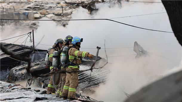 Hunderte von Menschen wegen Feuers in Seoul evakuiert Dutzende von Behausungen in der Siedlung Guryong im Süden der Hauptstadt sind niedergebrannt.