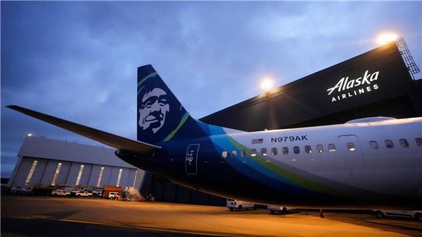 Erste Boeing 737-9 Max nach Inspektion wieder im Dienst Dutzende Maschinen des Typs Boeing 737-9 Max mussten nach einem Zwischenfall am Boden bleiben.