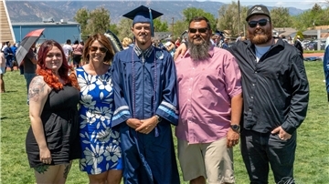 Dylan bei seinem Highschool-Abschluss mit Mama, Papa, Kyle und Jasmine.