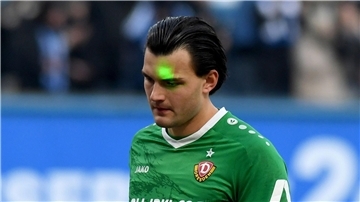 Dynamo-Torhüter Tim Schreiber wird mutmaßlich von einem Laserpointer attackiert 