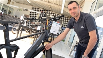 E-Bike-Händler Yasin Kapakli zeigt einen Akku, den man mit wenigen Handgriffen abmontieren kann. Im Winter sollte man den Stromspeicher grundsätzlich ins Haus holen, wenn man das Rad gerade nicht benötigt. Frost bekommt Akkus nicht.