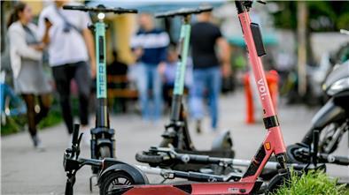 Rentner stürzt mutmaßlich über E-Scooter und stirbt E-Scooter stehen auf einem Gehweg.
