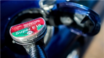 E10-Benzin mit einer Beimischung von bis zu zehn Prozent Bioethanol ist an der Tankstelle einige Cent billiger als das normale Superbenzin.