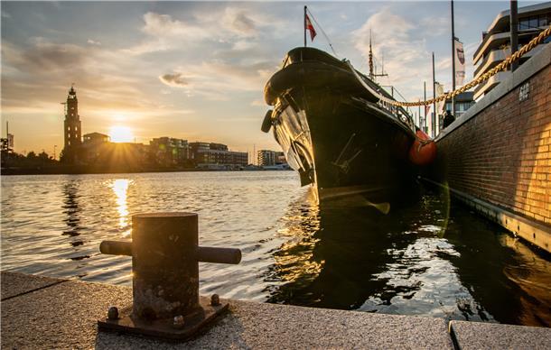 Ebenfalls vom Sonnenuntergang vergoldet: Die "Seelotse" im Neuen Hafen. Fotografiert von Ralph Wecks, in Instagram mit seinen farbigen Fotos @ralphwecks.