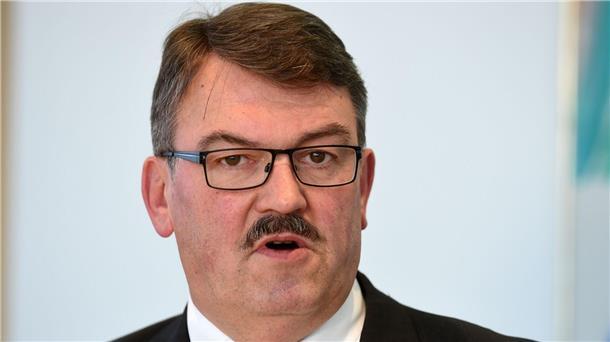 NordLB: Wirtschaftsklima trübt sich ein, aber kein Absturz Eberhard Brezski, Volkswirt an der NordLB, spricht am 07.01.2015 während einer Pressekonferenz in Hannover.