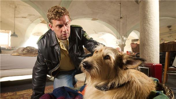 Die Durchwurstler: Eberhofer und das „Kaiserschmarrndrama“ Eberhofer (Sebastian Bezzel) macht sich Sorgen um Hund Ludwig .