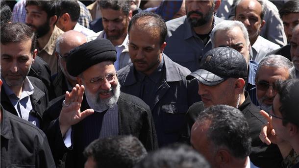 USA und Israel wegen Iran in Alarmbereitschaft Ebrahim Raisi (M), Präsident des Iran, nimmt an einer Kundgebung zum Al-Kuds-Tag teil. Der vom Iran angekündigte Vergeltungsschlag hat Israel und die USA in höchste Alarmbereitschaft versetzt.