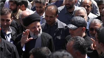 Ebrahim Raisi (M), Präsident des Iran, nimmt an einer Kundgebung zum Al-Kuds-Tag teil. Der vom Iran angekündigte Vergeltungsschlag hat Israel und die USA in höchste Alarmbereitschaft versetzt.