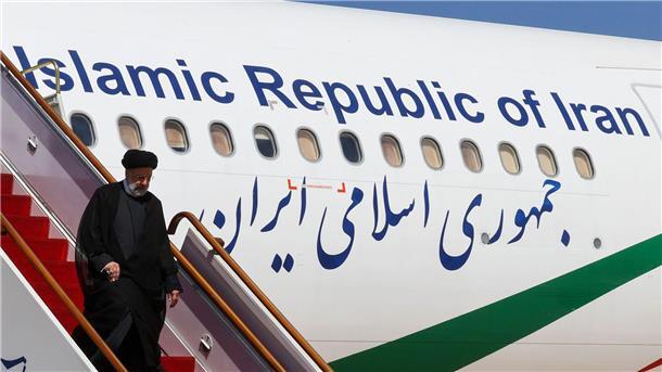Irans Präsident bei seltenem Besuch in Syrien Ebrahim Raisi, Präsident des Iran, kommt zu einem zweitägigen Besuch auf dem internationalen Flughafen von Damaskus an.