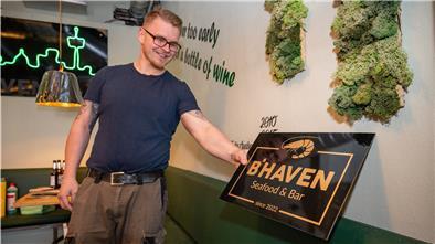 Echtes Moos an den Wänden: Philip Ausborn verwirklicht viele neue Ideen im Schaufenster Fischereihafen.
