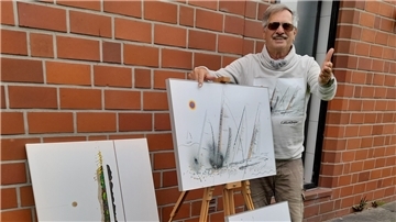 Eckhard Berger zeigt am Weserdeich seine Bilder.