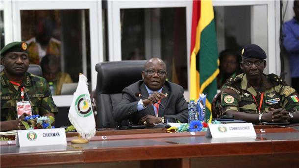 Ecowas-Präsident Abdel-Fatau Musah (M) spricht während einer Pressekonferenz.