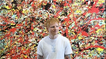 Ed Sheeran malt im Parkhaus Ed Sheeran ist bekannt als Musiker. Er malt aber auch gern.