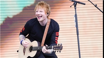 Ed Sheeran tauchte überraschend auf einem Konzert in London auf.