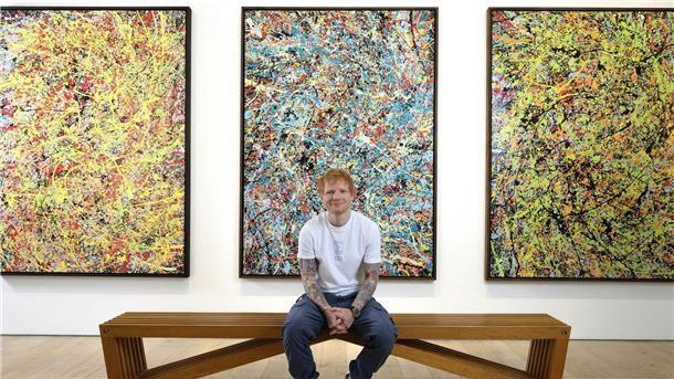 Ed Sheeran malt im Parkhaus Ed Sheeran zeigt seine Bilder in einer Kunstgalerie in London.