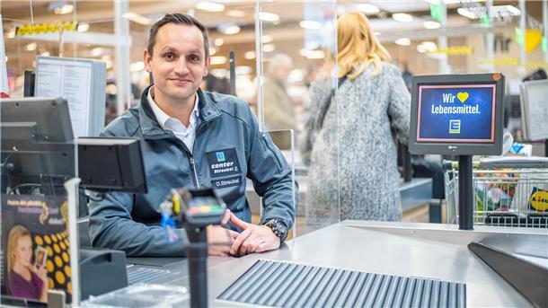 Edeka-Marktleiter Daniel Streubel freut sich, dass das Einkaufen für die ältere Generation so gut angenommen wurde.