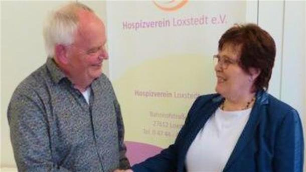 Edelgard Holze (rechts) ist die neue Vorsitzende des Hospizvereins Loxstedt. Bei der Jahreshauptversammlung wurde sie einstimmig als Nachfolgerin von Willy Ahrens gewählt (links).
