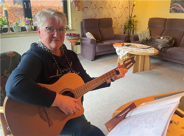 Frau mit Gitarre