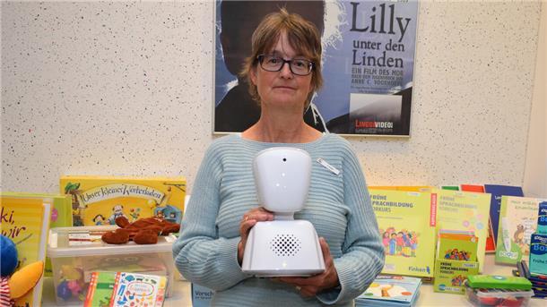 Edith Kadler hält einen der beiden innovativen Schulroboter in Händen, die jetzt über das Kreismedienzentrum kostenlos verliehen werden.
