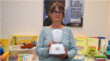 Edith Kadler hält einen der beiden innovativen Schulroboter in Händen, die jetzt über das Kreismedienzentrum kostenlos verliehen werden.
