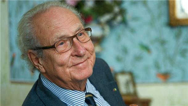 Eduard Prinz von Anhalt hat die Krönung für den Fernsehsender RTL genau im Blick.