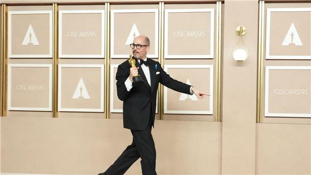 Edward Berger und sein Team haben viel zu feiern Edward Berger hält seinen Oscar ganz fest.