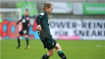 Eefje Bötjer im Trikot von Werder Bremen, Fußball.