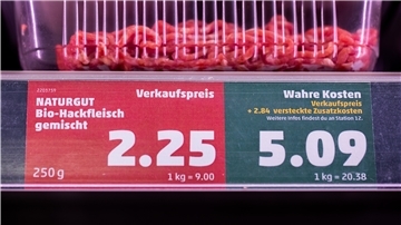 Egal ob Klimawandel oder Wasserverschmutzung: Viele Umweltschäden, die die Landwirtschaft verursacht, werden bislang bei den Lebensmittelpreisen nicht oder nicht ausreichend berücksichtigt.