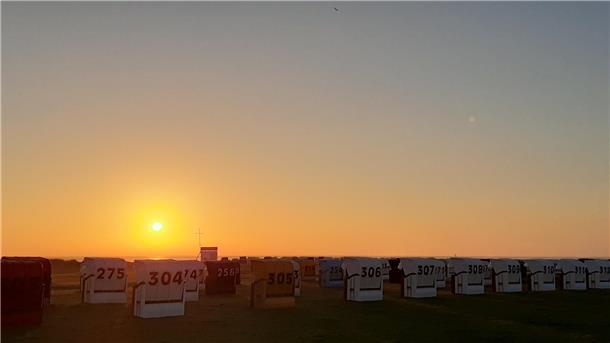 Ein Sonnenuntergang am Strand.