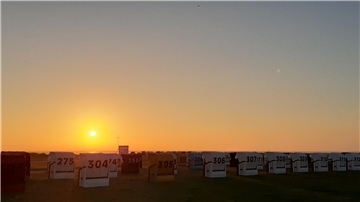 Ein Sonnenuntergang am Strand.