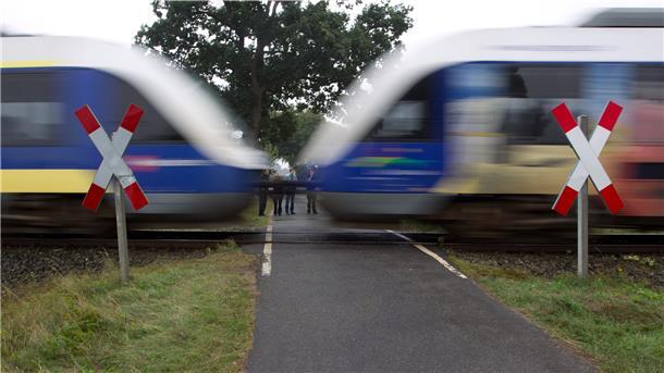 Egal, ob Personen- oder Güterzug: Bevor Lokführer unbeschrankte Bahnübergänge passieren, müssen sie aus Sicherheitsgründen ein lautes Pfeifgeräusch auslösen.