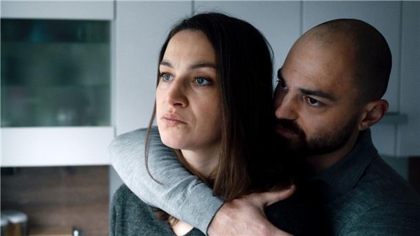 Ehemann Robert (Bozidar Kocevsk) versucht seiner Frau Kathleen (Franziska Hartmann) Trost zu spenden.