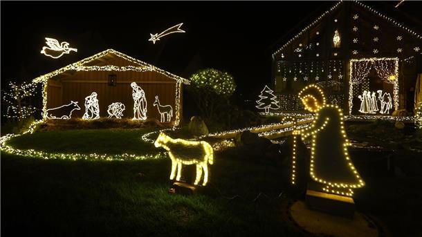 Wunder aus Licht: Die Weihnachtshäuser erstrahlen Eher schlicht ist der Garten im Weihnachtshaus in Balzhausen gestaltet.