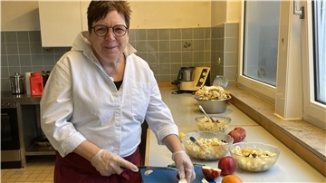 Eine Frau schneidet Obst.