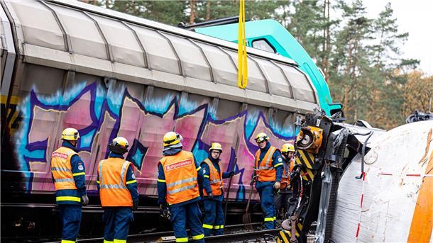 Ehrenamtliche Mitarbeiter vom Technischen Hilfswerk (THW) arbeiten an der Einsatzstelle bei Leiferde.